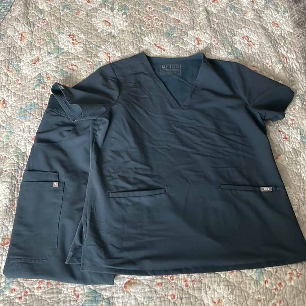 Figs Dark Harbor Large Scrubs, Kade scrub pants and casma scrub top. Barely worn